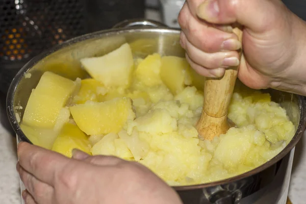 Cozinhar Puré Batata Batatas São Moídas Uma Panela Aço Inoxidável — Fotografia de Stock