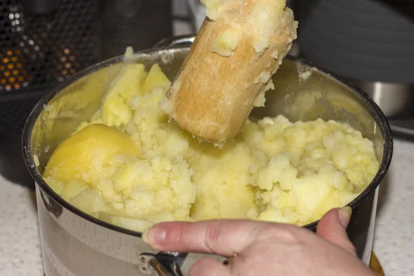 Cucinare Purè Patate Patate Vengono Macinate Una Casseruola Acciaio Inossidabile — Foto Stock