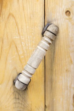 Eski bir ahşap kapı kapı kolu. Yakın çekim