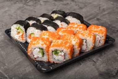 Japonca yalan bir siyah plaka üzerinde rulo. Japonya'nın geleneksel gıda 