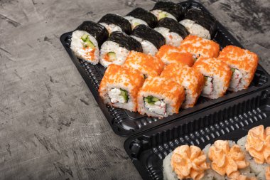 Japonca yalan bir siyah plaka üzerinde rulo. Japonya'nın geleneksel gıda 