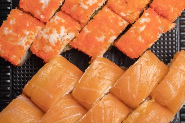 Japonca yalan bir siyah plaka üzerinde rulo. Japonya'nın geleneksel yemekleri. Yukarıdan görüntülemek 