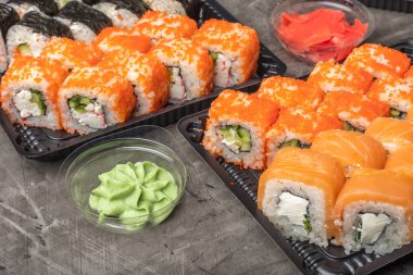 Japon rulo siyah bir plaka üzerinde ayarlayın. Japonya'nın geleneksel gıda 