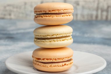Lezzetli, renkli kurabiye macarons plaka üzerinde. Açık renkli 