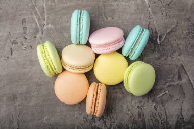 Koyu arka plan üzerinde renkli tatlı macarons