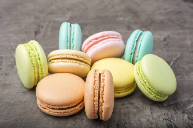 Koyu arka plan üzerinde renkli tatlı macarons