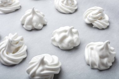 Kagit üzerinde krem şanti. Beze proteinlerin ve şekerler. Adım adım tarif Kremalı kurabiye için. Beze hazırlık süreci 