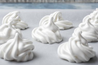 Kagit üzerinde krem şanti. Beze proteinlerin ve şekerler. Adım adım tarif Kremalı kurabiye için. Beze hazırlık süreci 