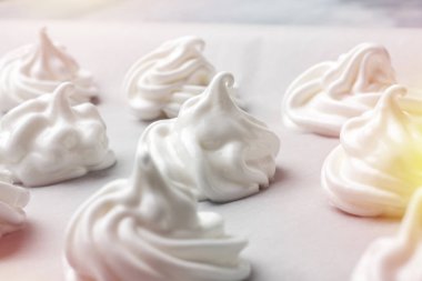 Kagit üzerinde krem şanti. Beze proteinlerin ve şekerler. Adım adım tarif Kremalı kurabiye için. Beze hazırlık süreci 