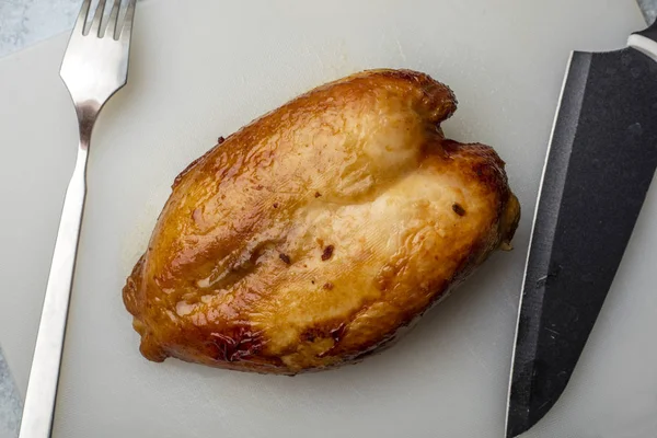 Peito Frango Frito Uma Tábua Corte Uma Crosta Dourada Vista — Fotografia de Stock