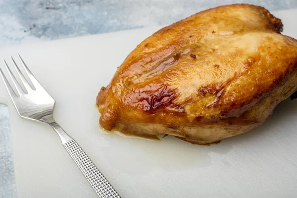 Peito Frango Frito Uma Tábua Corte Crosta Dourada — Fotografia de Stock