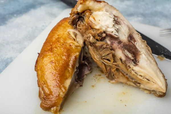 Bir Kesme Tahtası Üzerinde Kızarmış Tavuk Göğsü Altın Kabuk — Stok fotoğraf