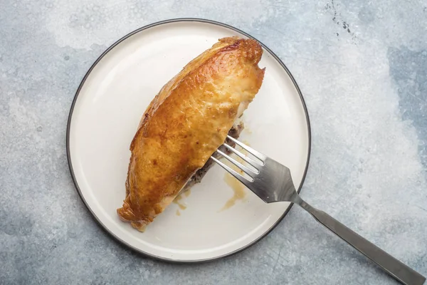 Petto Pollo Fritto Piatto Bianco Una Crosta Oro Vista Dall — Foto Stock