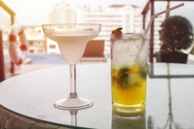 kireç ve mojito ile kokteyl margarita. Taze içecekler.