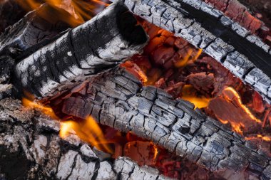 Alev yakacak odun dokusu. Sonuçları bir yangından sonra