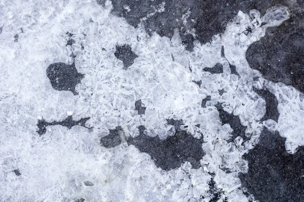 第一次霜冻 水被薄薄的冰覆盖着 — 图库照片