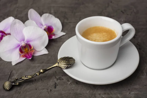 Una Taza Café Perfumado Una Cuchara Decorativa Sobre Fondo Oscuro — Foto de Stock