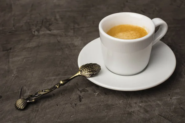 Una Taza Café Perfumado Una Cuchara Decorativa Sobre Fondo Oscuro — Foto de Stock