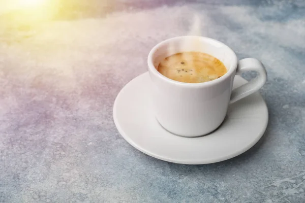 Una Taza Café Perfumado Rayo Sol Mañana Fondo Claro — Foto de Stock