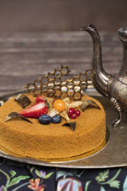 Lezzetli tatlım kek, taze çilek ile dekore edilmiştir. Tatlı 