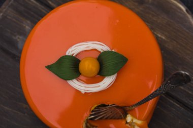 Bir ayna sır, üstten görünüm içinde turuncu kek 