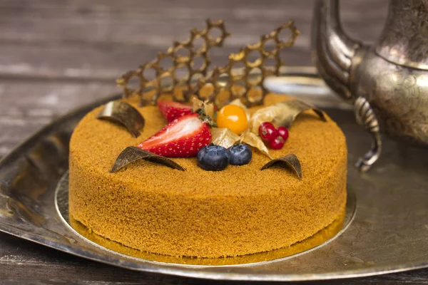Вкусный Медовый Торт Украшенный Свежими Ягодами Десерт — стоковое фото
