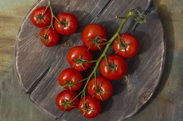 Reife Tomatenzweige Auf Einem Holztisch Großaufnahme Blick Von Oben — Stockfoto