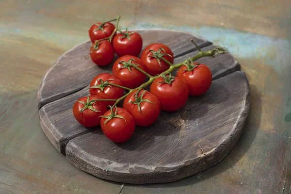 Reife Tomatenzweige Auf Einem Holztisch Großaufnahme Wassertropfen — Stockfoto