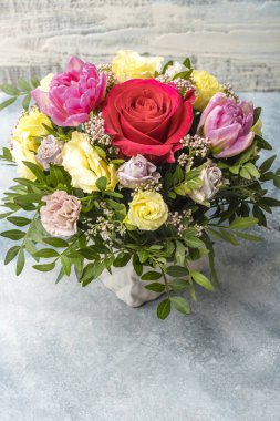 Muhteşem hafif bir arka plan üzerinde beyaz bir vazoda gül buketi 