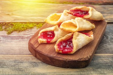 Ev yapımı kurabiye ile reçel, bir kesme tahtası üzerinde. Ahşap arka plan 