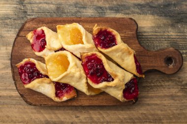 Ev yapımı kurabiye ile reçel, bir kesme tahtası üzerinde. Ahşap arka plan. Yukarıdan görüntülemek 