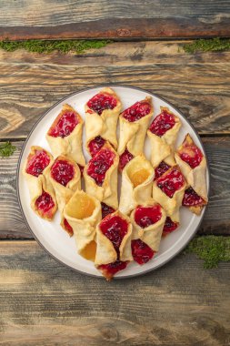 Ev yapımı kurabiye reçelli bir plaka üzerinde. Ahşap arka plan. Yukarıdan görüntülemek