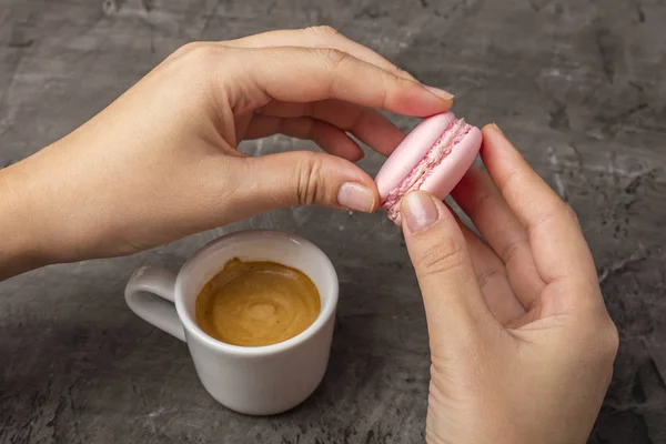 Café Con Sabor Macarrones Mano Sobre Fondo Oscuro — Foto de Stock