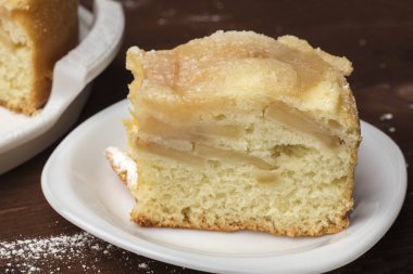 Elmalı turta bir plaka üzerinde. Lezzetli bir Charlotte. Ahşap arka plan