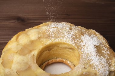 Lezzetli elmalı turta (Charlotte) ile pudra şekeri serpilir. Ahşap arka plan. Yakın çekim 