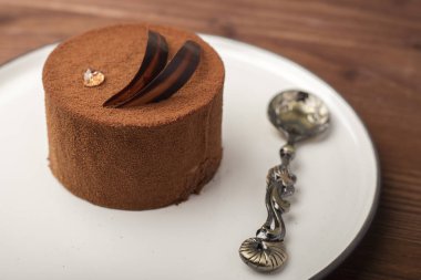 Ahşap kesme tahtası üzerinde beyaz kalıp ile yumuşak peynir