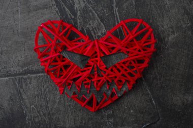 Kötü bir kafa, bir taş arka plan şeklinde kırmızı kalp