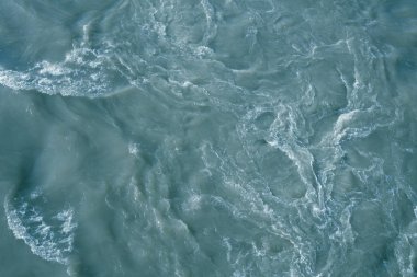 Arka plan için beyaz köpüklü soyut mavi deniz suyu, doğa arka plan kavramı