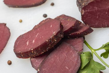 Yeşillikleri ile kesme tahtası üzerinde kurutulmuş et  