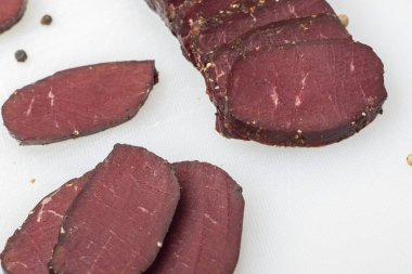 Bir kesme tahtası üzerinde kurutulmuş et 