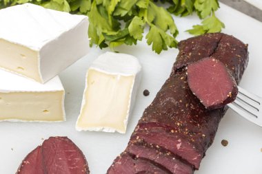 Üç parça beyaz kalıp ve bir kesme yeşillikleri ile sertleştirilmiş eti yumuşak peynir