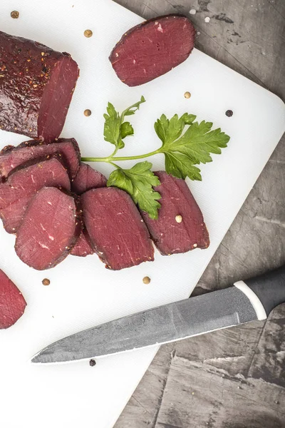 Szárított Hús Egy Vágódeszka Zöldekkel Nézd Meg Felülről — Stock Fotó