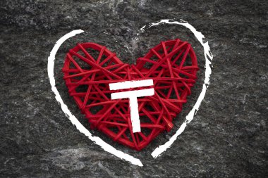 Para aşk. Kazakistan tenge simgesi üzerinde kırmızı bir kalp. Love Tema