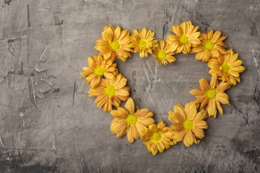 Turuncu krizantem kopya alanı ile kalp şeklinde. Karanlık bir arka plan karşı