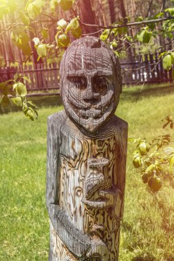 Altay Cumhuriyeti, Rusya Federasyonu - 8 Haziran 2018 - ormandaki ahşap put, şamanlar arka plan doğaya karşı yaratımımın alanı Kopyala  