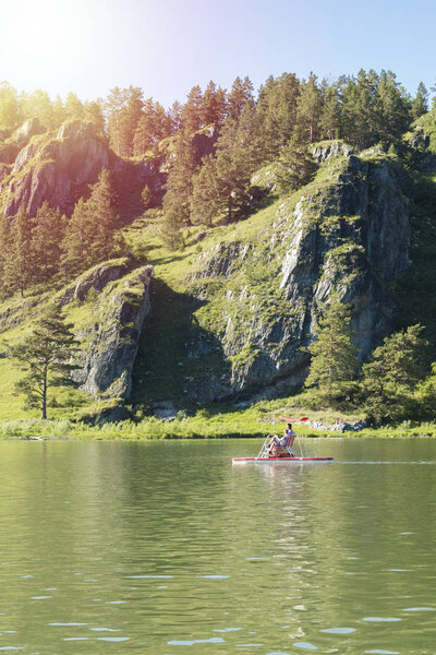 Катамаран с людьми на фоне гор с копировальным пространством
 