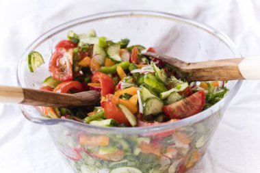 Yararlı bir salata taze sebze ve zeytinyağında bir cam levha. Kopya alanı