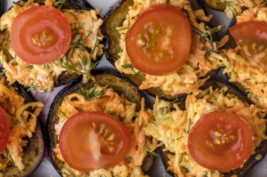 Sebzeler, havuç ve Yeşiller, fırında patlıcan domates dilimleri ile dekore edilmiştir. Üstten görünüm 