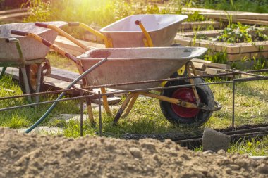 İnşaat alanında inşaat at arabası. Kopya alanı 