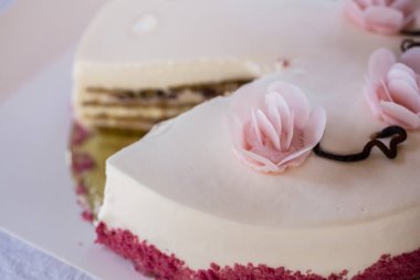 Pembe gül desenli çok güzel kek. Arka plan bulanık